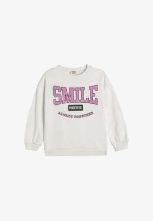 Sudadera blanca de algodón con cuello redondo y mangas largas. Presenta texto en rosa y negro, "SONRIE," "POSITIVO," y "SIEMPRE JUNTOS."