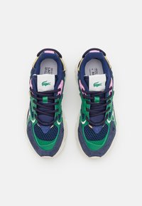 Paire de baskets Lacoste multicolores avec mesh bleu marine, accents verts et roses, semelles blanches et lacets, vues de dessus sur fond blanc.
