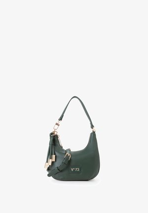 Bolso de mano de cuero verde oscuro con asa corta, herrajes dorados, charm de borlas y un parche con el logo "V°73" en la parte delantera.