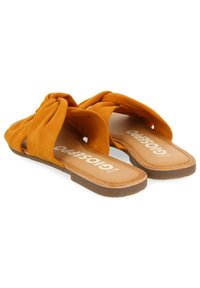 Sandali slide in suede arancione con accenti di tessuto annodati, suole piatte e soletta imbottita con logo del marchio sulla soletta.
