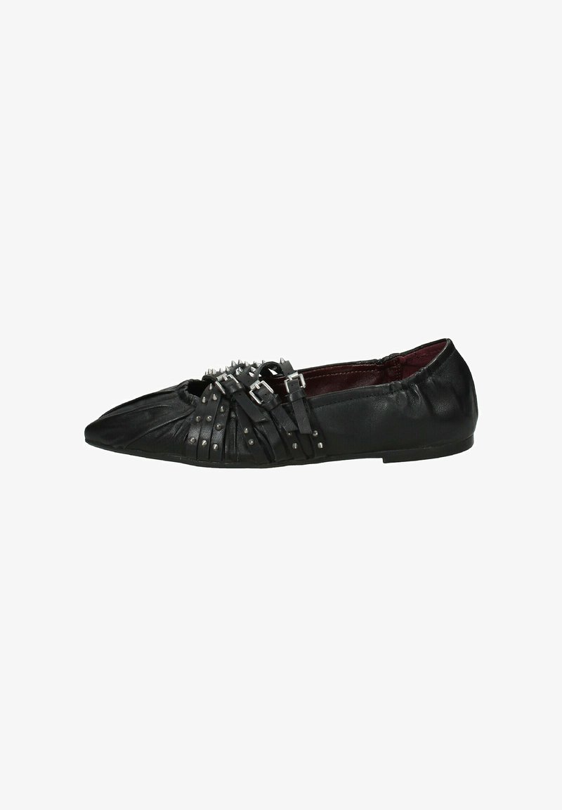 Ballerina in pelle nera con punta affilata, dettagli con borchie e molteplici fasce decorative. Esterno liscio con design arricciato sul retro.