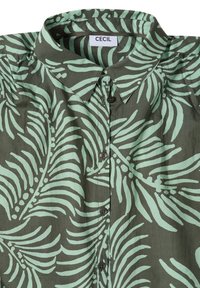 Chemise à manches courtes boutonnée avec motif de feuilles tropicales vertes et bleu clair et col pointu, étiquetée "Cecil" à l'intérieur du col.