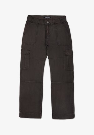 Cargo hlače v temno sivi tkanini z več žepi, sprednjim gumbom in šivanim detajlom ob šivih. Raven sprednji del in sproščen kroj.