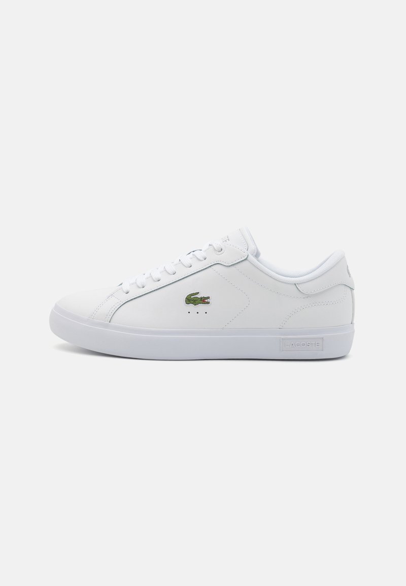 Sneakers bianche in pelle liscia con punta rotonda, lacci piatti, logo ricamato verde sul lato e suola in gomma testurizzata.