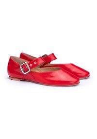 Ballerines en cuir rouge avec un bout arrondi, bride de cheville et détail de boucle en argent. Surface lisse et petit talon en bois.