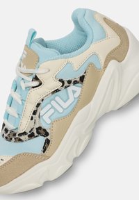 Jasnoniebieskie sneakersy z teksturowanym beżowym wzorem w zwierzęcą grafikę. Posiadają sznurowane zapięcie i wyraźne białe logo FILA z boku.