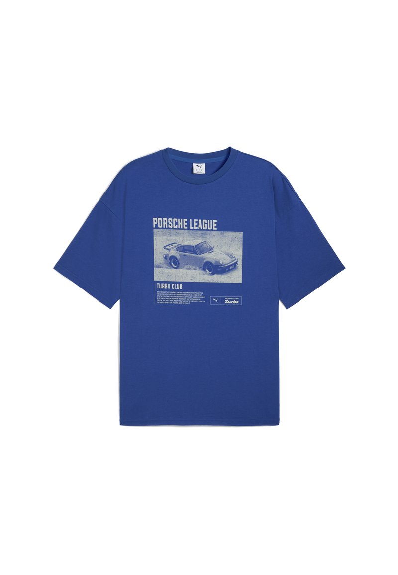T-shirt en coton bleu avec un imprimé graphique d'une voiture et du texte sur le devant. Manches courtes et coupe décontractée. Étiquette au col.