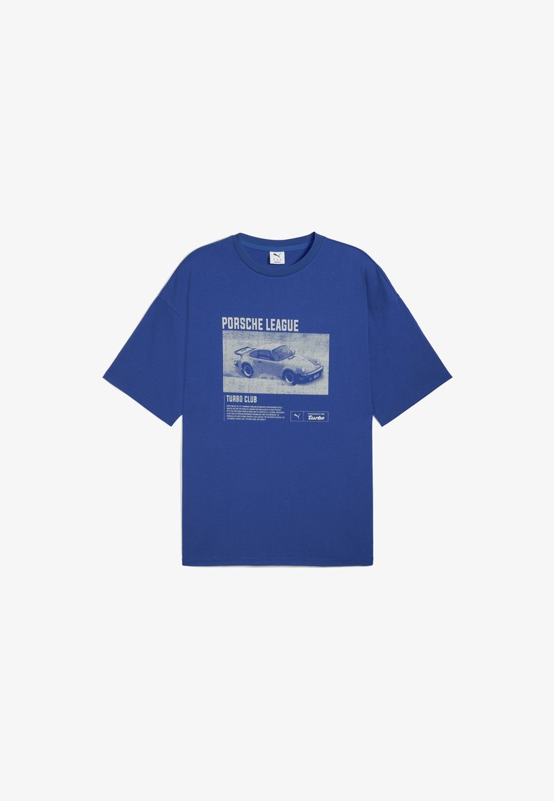 Tricou din bumbac albastru, cu un imprimeu grafic frontal al unei mașini și text. Mâneci scurte și croială lejeră. Etichetă la gât.