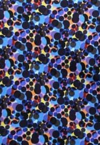 Gebreide stof met kleurrijke cirkels in tinten blauw, zwart en oranje op een lichtblauwe achtergrond. Verschillende formaten en vormen van cirkels.