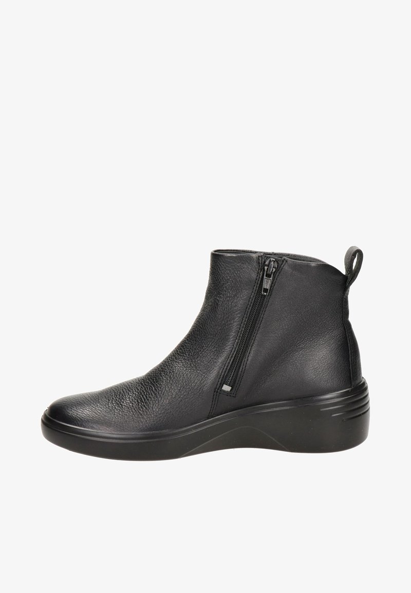 Bottine en cuir noir avec fermeture éclair latérale, tige texturée, languette de traction au talon et semelle légèrement surélevée et rembourrée.