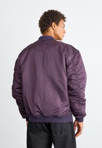 Alpha Industries UNISEX - Bomber Jacket - plum
