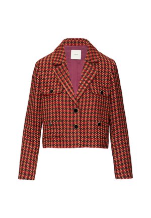 Czerwono-czarna teksturowana krótka kurtka z wzorem houndstooth, z klapowym kołnierzem, podwójnym zapięciem na guziki i dwoma przednimi kieszeniami.