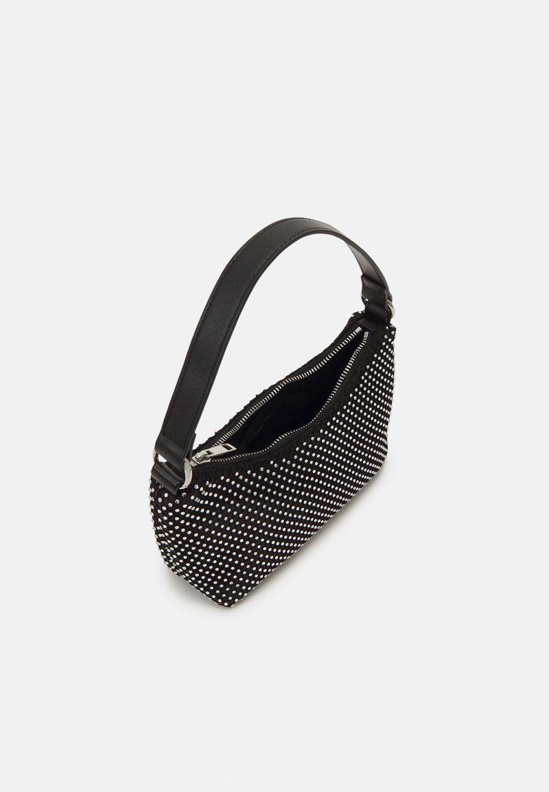 Sac à bandoulière noir avec de petits clous blancs recouvrant l'extérieur, comportant un dessus zippé et une bandoulière en cuir lisse.