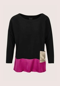 Schwarzes Langarmshirt mit leuchtend pinkem Saum und beiger Tasche auf der rechten Seite, mit Rundhalsausschnitt und lockerer Passform.