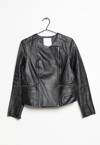 Zwarte leren jas met een slim fit ontwerp, uitgerust met een diagonale voorkeursrits, twee met rits afgesloten zakken en een gladde textuur.
