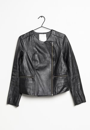 Giacca in pelle nera dal design aderente, con una cerniera frontale diagonale, due tasche con cerniera e una texture liscia.