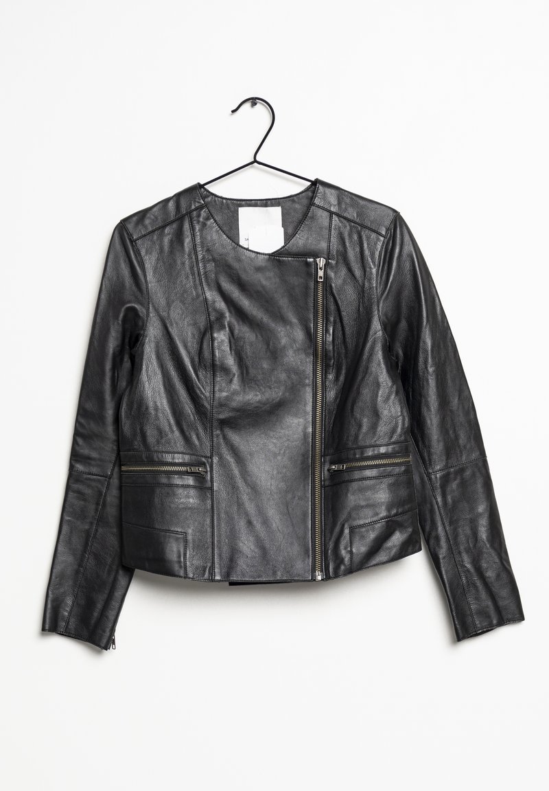 Zwarte leren jas met een slim fit ontwerp, uitgerust met een diagonale voorkeursrits, twee met rits afgesloten zakken en een gladde textuur.