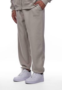 Dropsize LOOSE FIT  - Pantalones deportivos - pumice stone
