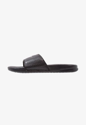 Sandale slide noire avec semelle texturée et large bride présentant un motif répétitif de petits textes.
