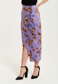 Liquorish FLORAL MIDI  WITH RUCHING DETAIL - Wrap skirt - purple