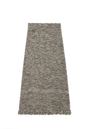 Pletená sukně ke kolenům v černobílé melírované přízi, s přímým střihem a třásňovým detailem podél lemu.