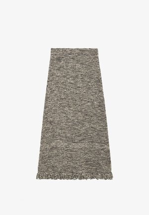 Pletená sukně ke kolenům v černobílé melírované přízi, s přímým střihem a třásňovým detailem podél lemu.