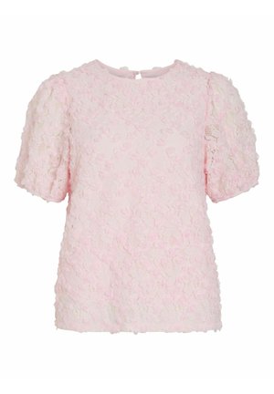 Blouse rose clair à manches courtes avec un motif en dentelle florale 3D texturé, encolure ronde et fermeture par bouton au dos.