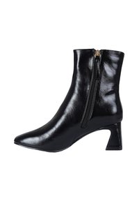 Stivaletto nero alla caviglia realizzato in materiale sintetico lucido. Presenta una punta affilata, un tacco a blocco di altezza media e una zip laterale.