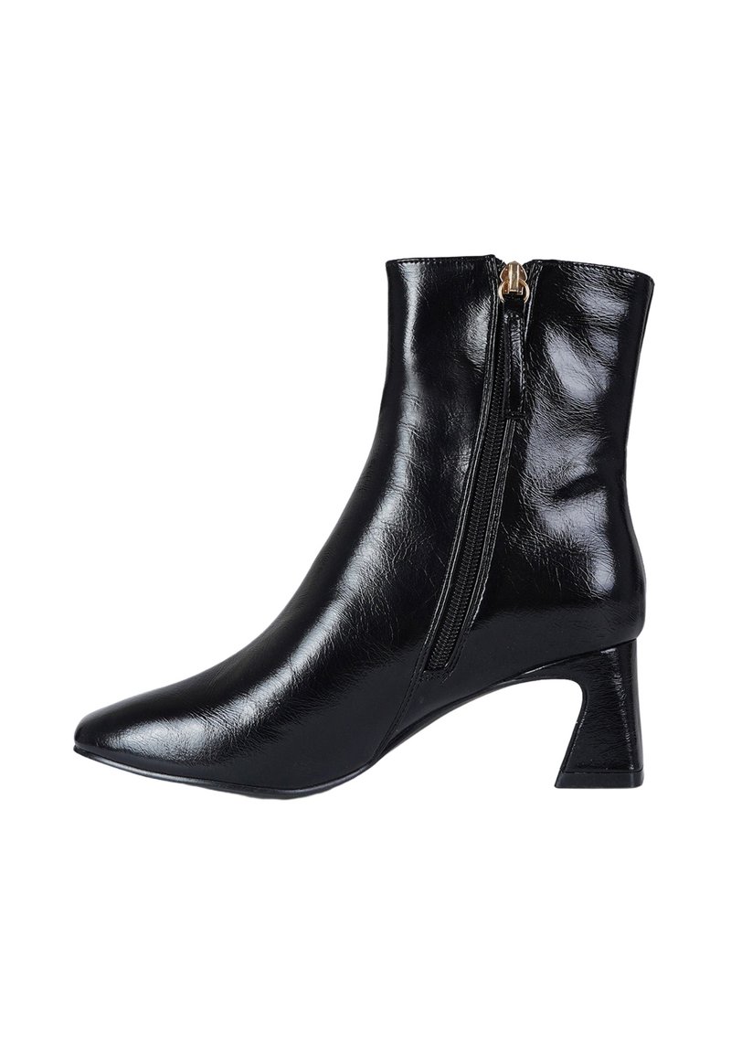 Stivaletto nero alla caviglia realizzato in materiale sintetico lucido. Presenta una punta affilata, un tacco a blocco di altezza media e una zip laterale.