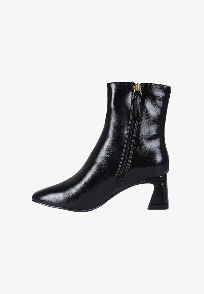 Stivaletto nero alla caviglia realizzato in materiale sintetico lucido. Presenta una punta affilata, un tacco a blocco di altezza media e una zip laterale.