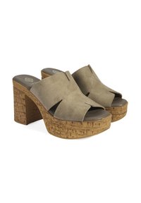 Taupe suède open-toe mules met een brede, gekruiste bovenkant en een gestreepte kurken wedge-hak, met een verhoging van 7,5 cm en een taps toelopend ontwerp.