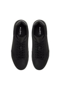 Zapatillas deportivas negras con un upper texturizado, punta redonda y suelas blancas en contraste. Cuenta con cordones y el logo "ALDO" en la plantilla.