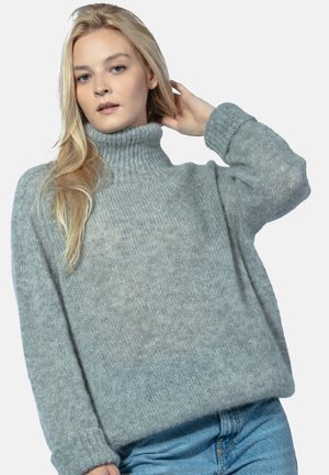 Jasnoszary, dzianinowy sweter z golfem o luźnym kroju, z prążkowanymi mankietami i dołem. Miękka tekstura, swobodny design i oversize'owy fason.