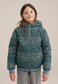Mėlynas pūkinis švarkas su juodai pilku leopardų raštu, priekinis užtrauktukas ir gobtuvas, išklotas dirbtiniu pūku. Pūkuotos rankogaliai ir apykaklė.