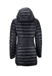 Zwarte pufferjas met een capuchon, voorzien van een gewatteerd patroon, een gladde textuur en een verlengde achterkant voor extra warmte.