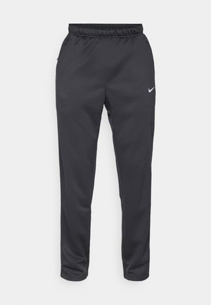 Schwarze Sporthosen von Nike mit einem elastischen Bund, seitlichen Taschen und einem weißen Logo auf dem oberen linken Oberschenkel. Glatte Textur, taillierte Passform.