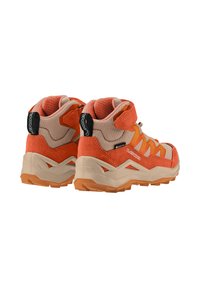 Orange- und beigen Mid-Top-Schuhe mit einer strukturierten Wildlederoberfläche, gepolstertem Kragen, Schnürsenkeln und einer Gummisohle, die ein multidirektionales Profilmuster aufweist.