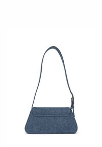 Borsa in denim di forma triangolare, colore blu scuro, con una tracolla regolabile unica e chiusura a fr flap con superficie testurizzata.