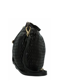 Borsa in pelle nera con texture intrecciata, dotata di hardware dorato, forma curva e tracolla regolabile. La vista laterale mostra il motivo dettagliato.