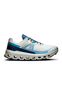 Chaussure de course avec un design léger, un dessus en mesh blanc et bleu, une semelle rembourrée en gris clair, et des découpages hexagonaux pour plus de flexibilité.