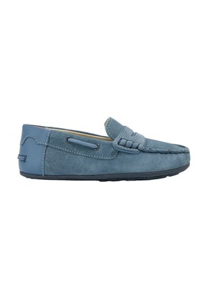 Mocasín azul de ante con punta redondeada, costuras decorativas y un acento de cuero. Presenta una suela de goma flexible.