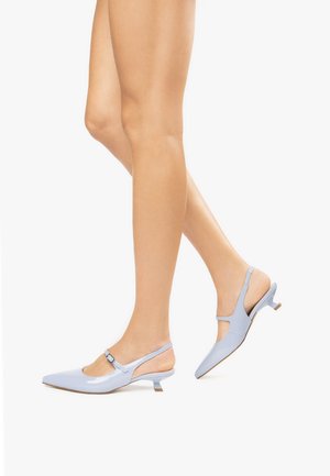 Himmelblaues Slingback mit spitzer Zehenpartie, glänzender Oberfläche und Knöchelriemen, mit einem kleinen Blockabsatz und ausgeschnittenem Design an den Seiten.