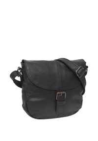 Bolso bandolera de piel negra con solapa y cierre de hebilla, correa ajustable, mostrado sobre un fondo blanco.