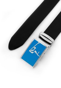 Schwarzer Leder-Gürtel mit einer silbernen rechteckigen Schnalle, die einen blauen Hintergrund und ein weißes stilisiertes Design aufweist. Die Schnalle ist mit einem gravierten Logo versehen.