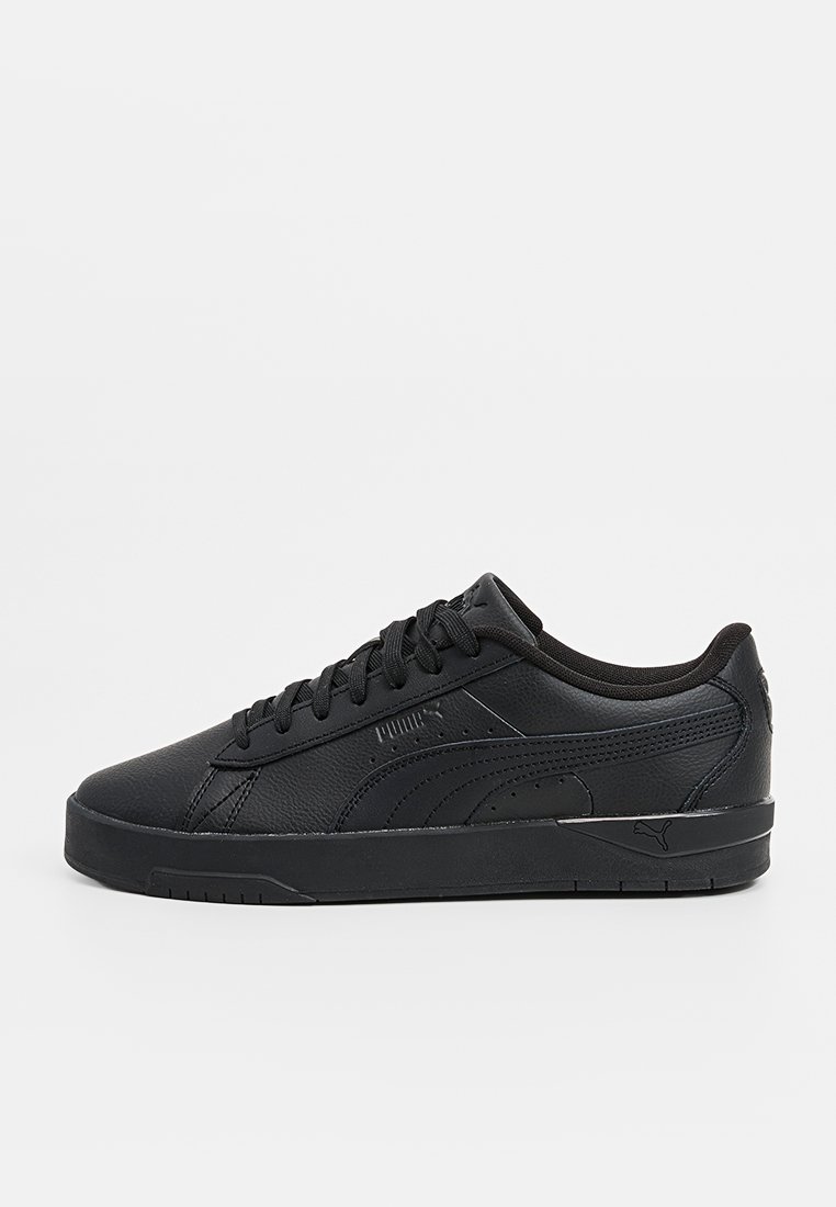 Schwarze Sportschuhe mit einem glatten Lederobermaterial, runder Zehenpartie und flacher Gummisohle. Merkmale sind ein Schnürdesign und dezente Branding-Elemente.