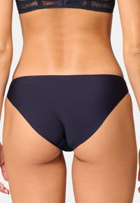 Marine bikinionderdeel met een gladde afwerking, middelhoog snit en kanten details aan de achterkant, met een naadloze tailleband en een zachte textuur.