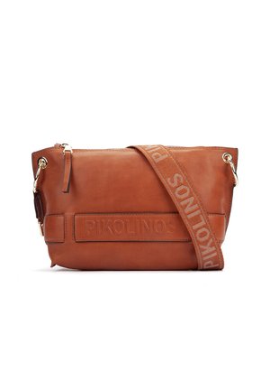 Sac bandoulière en cuir brun avec logo "PIKOLINOS" embossé et large sangle en tissu affichant le même nom de marque en grandes lettres.
