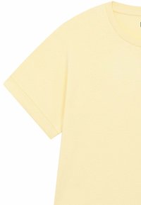 Korte mouwen, ronde hals t-shirt in lichtgeel, toont een zachte stofstructuur en een net afgewerkte mouwrand.