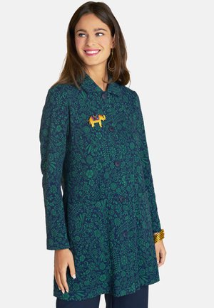 Marineblauer, blümchenmusterter Mantel mit grünen Akzenten, runder Kragen, Knöpfen und einer dekorativen goldenen Elefantenbrosche.