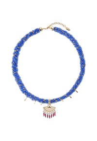 Collier en perles bleues avec un design tordu, des accents dorés et un pendentif décoratif avec des éléments suspendus rouges et argentés.